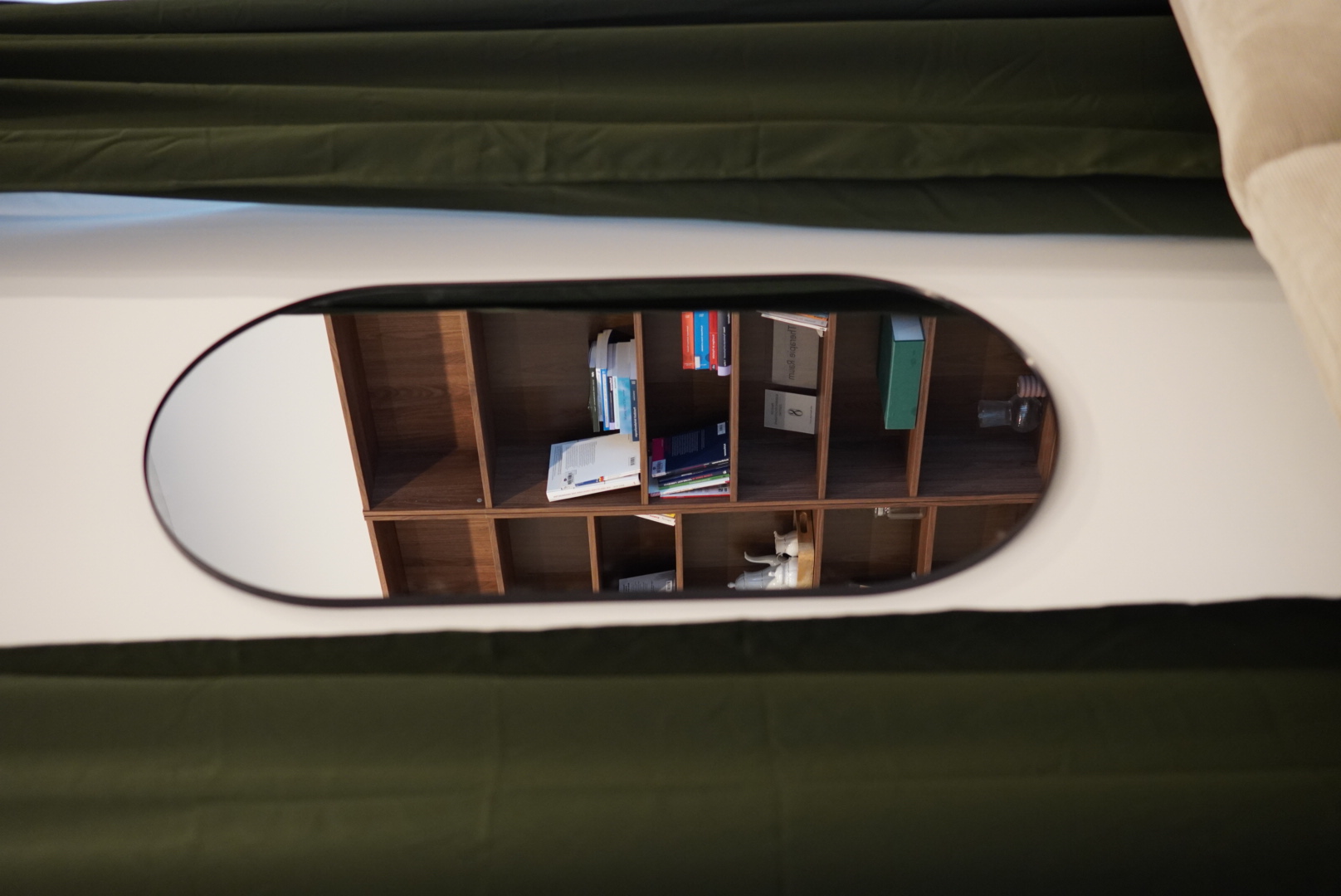 Praxisraum – Spiegel mit Bücherregal